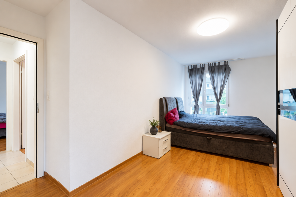 Modernes Schlafzimmer mit Holzboden