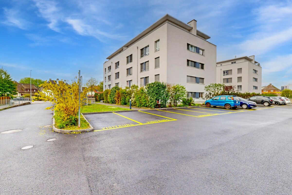 Mehrfamilienhaus mit Parkplatz