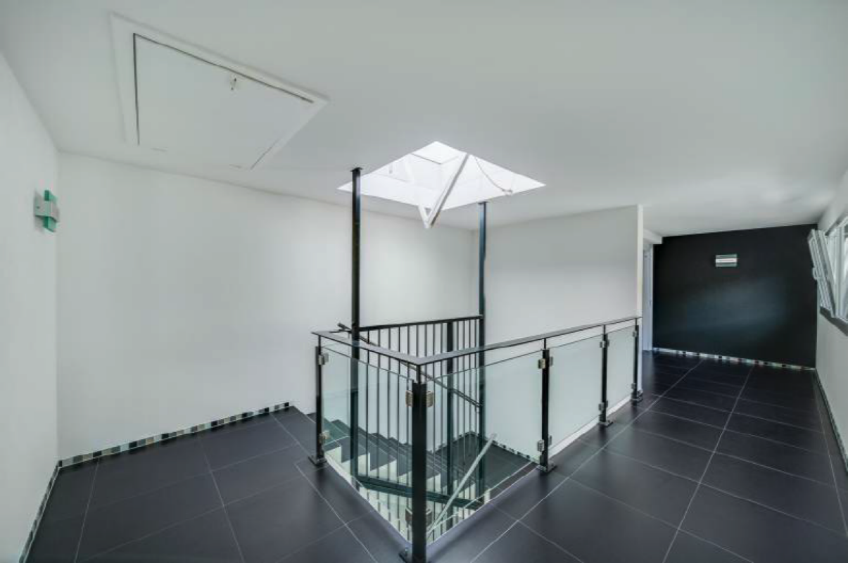 Lichtes Treppenhaus mit Glasgeländer