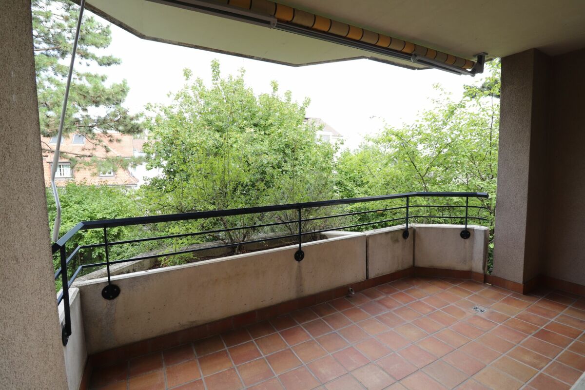Überdachter Balkon mit Blick ins Grüne