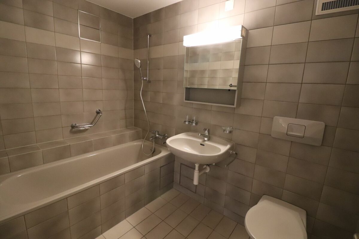 Badezimmer mit Badewanne und Wand-WC