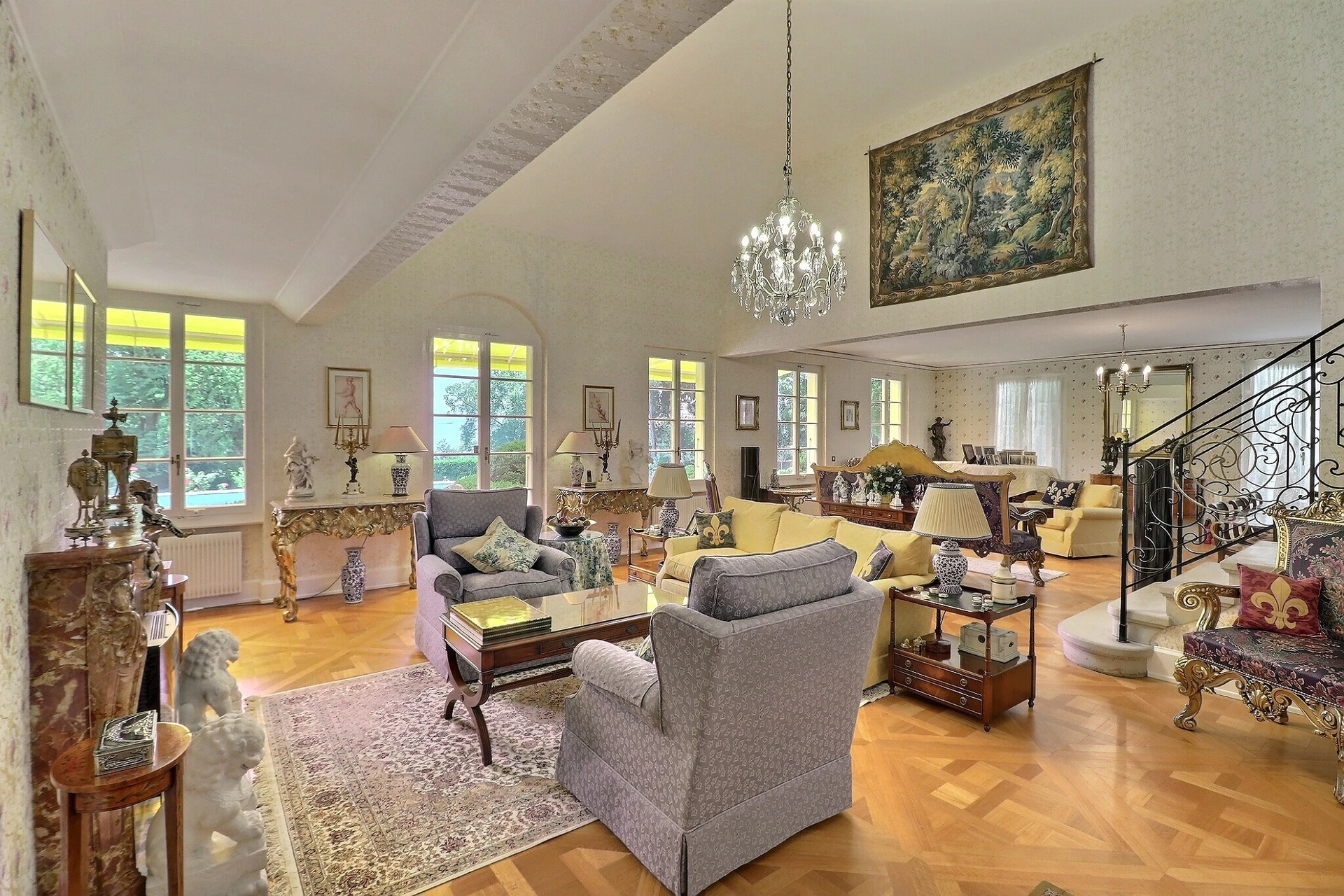 Elegantes Wohnzimmer mit Galerie und klassischer Einrichtung