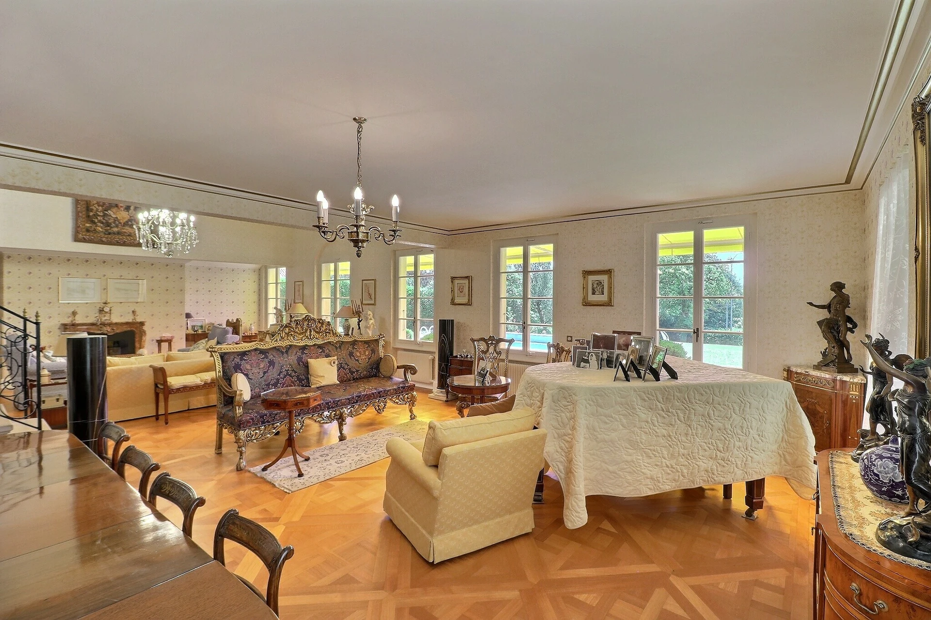 Klassisches, großzügiges Wohn- und Esszimmer