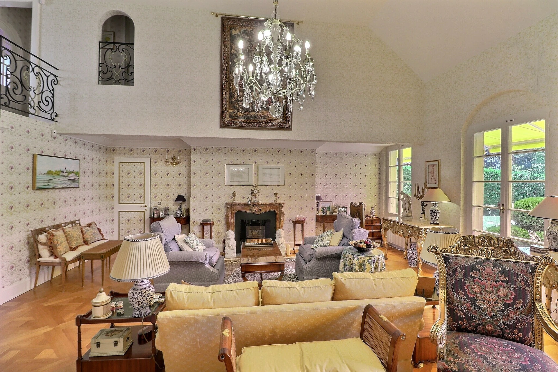 Prunkvolles Wohnzimmer mit Kamin und Galerie