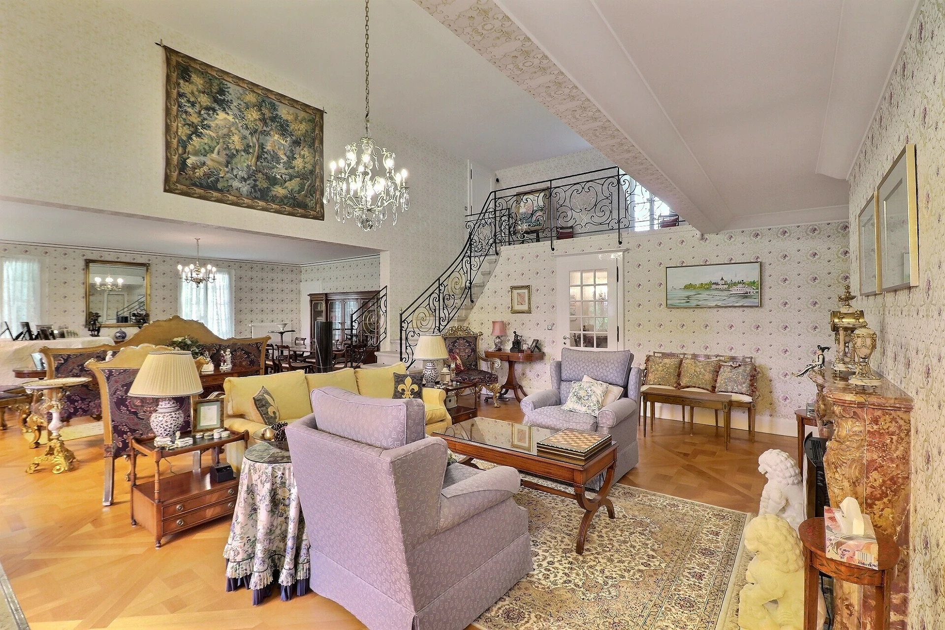 Klassisch eingerichtetes Wohn-Esszimmer mit Galerie