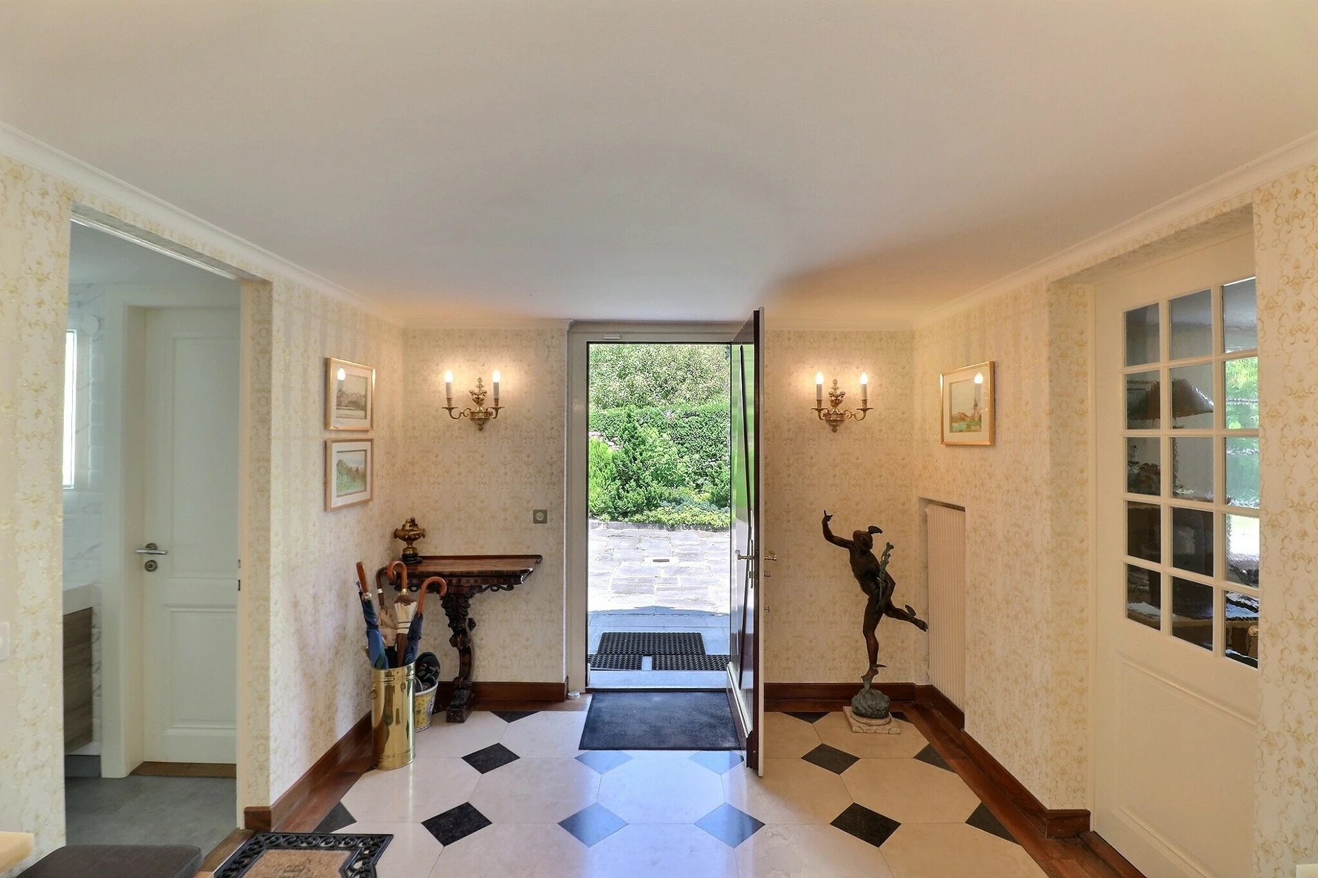 Eleganter Eingangsbereich mit Gartenausblick