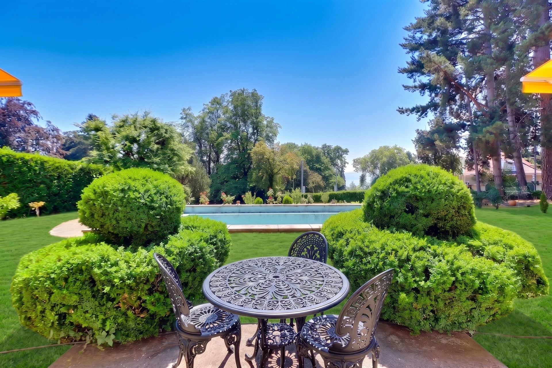 Garten mit Pool und Terrassenmöbeln