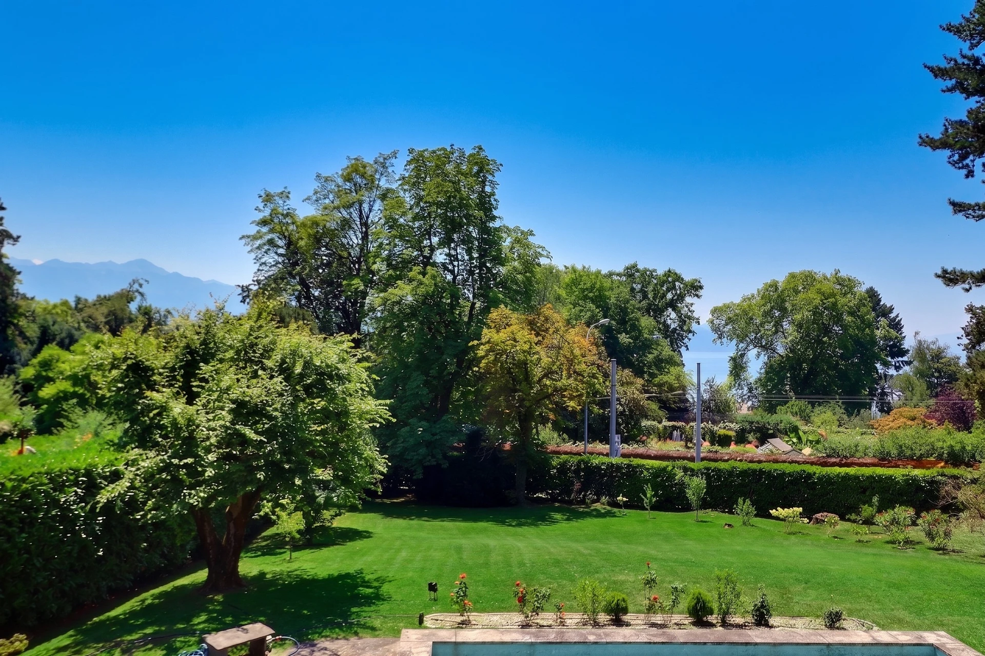Garten mit Pool und Fernblick