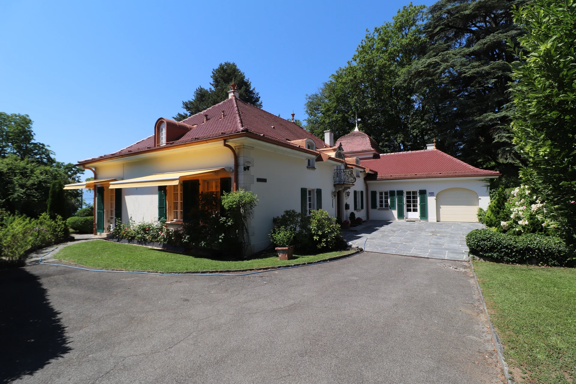Elegantes Landhaus mit rotem Walmdach