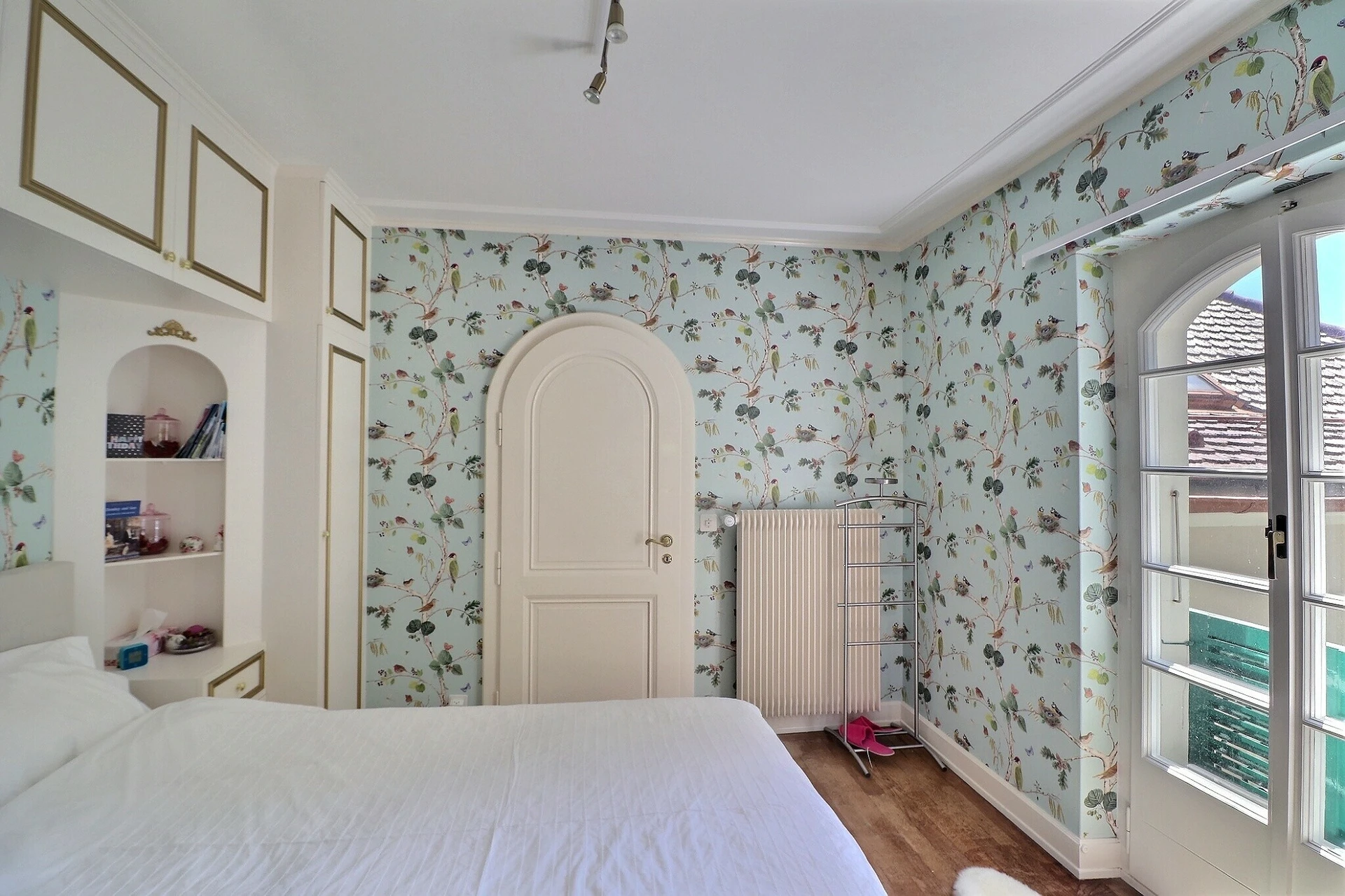 Helles Schlafzimmer mit floraler Tapete