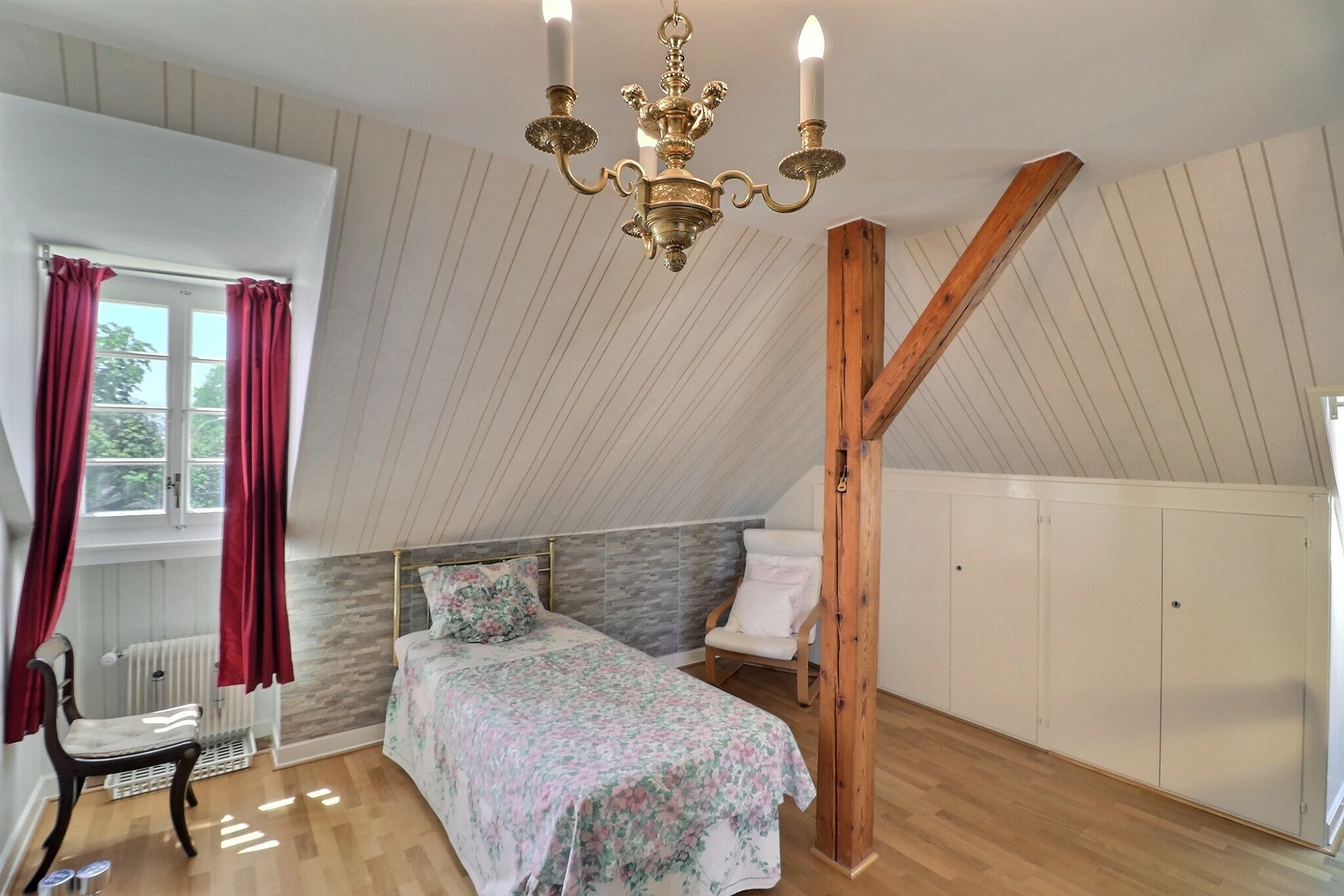 Dachgeschoss-Schlafzimmer mit klassischer Einrichtung