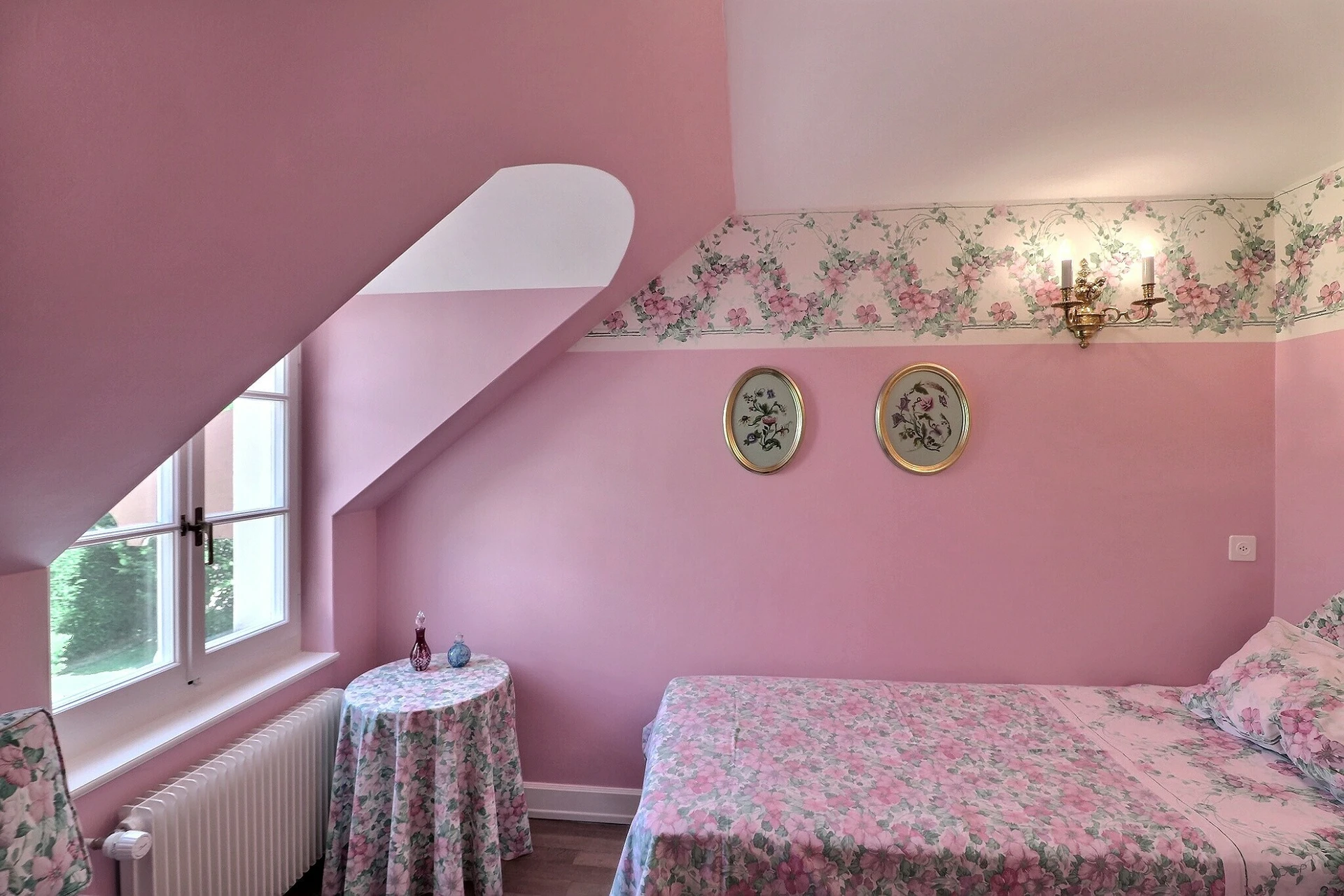 Rosafarbenes Schlafzimmer mit Dachschräge