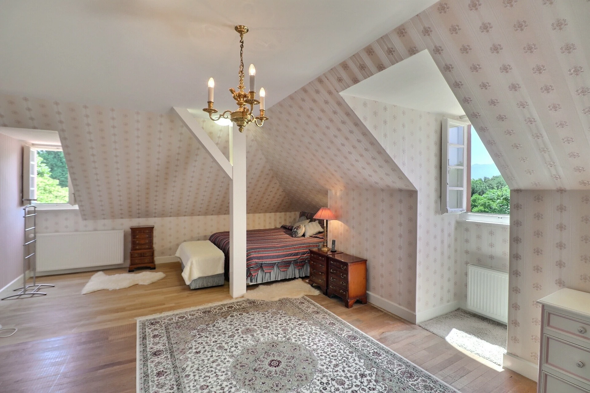 Dachgeschoss-Schlafzimmer mit klassischem Dekor