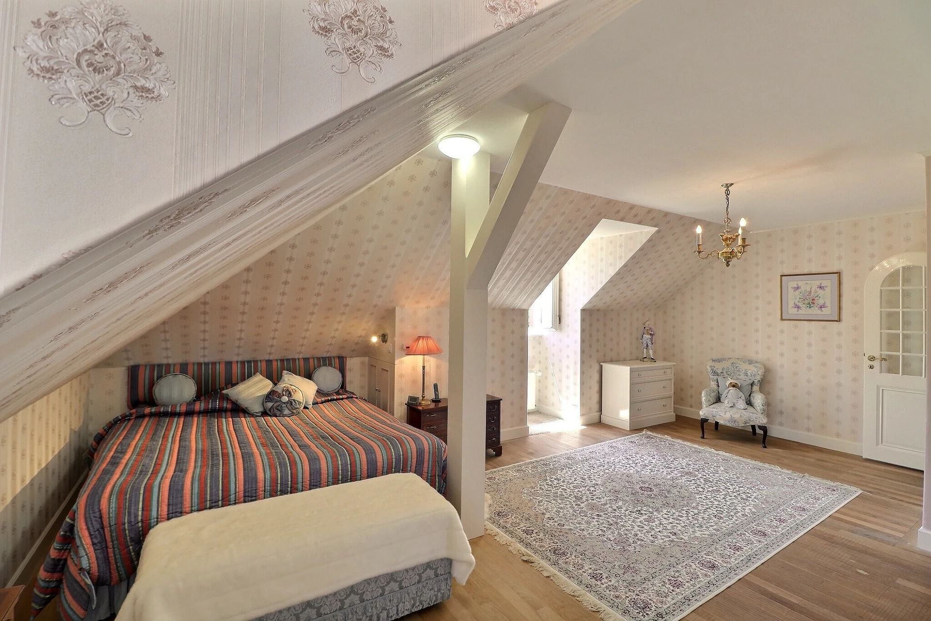 Dachgeschoss-Schlafzimmer mit Sitzecke