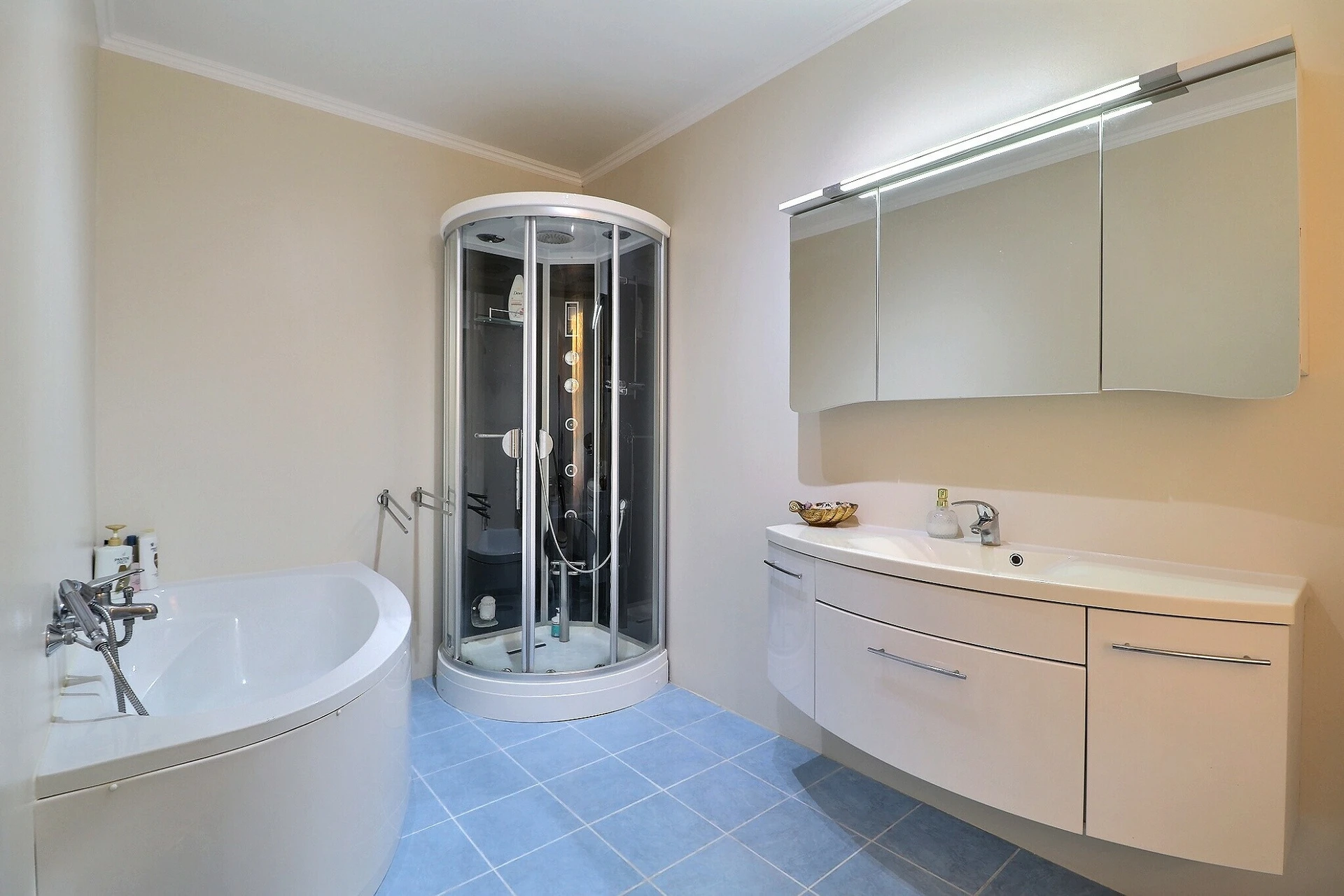 Modernes Badezimmer mit Badewanne, Dusche und Waschtisch