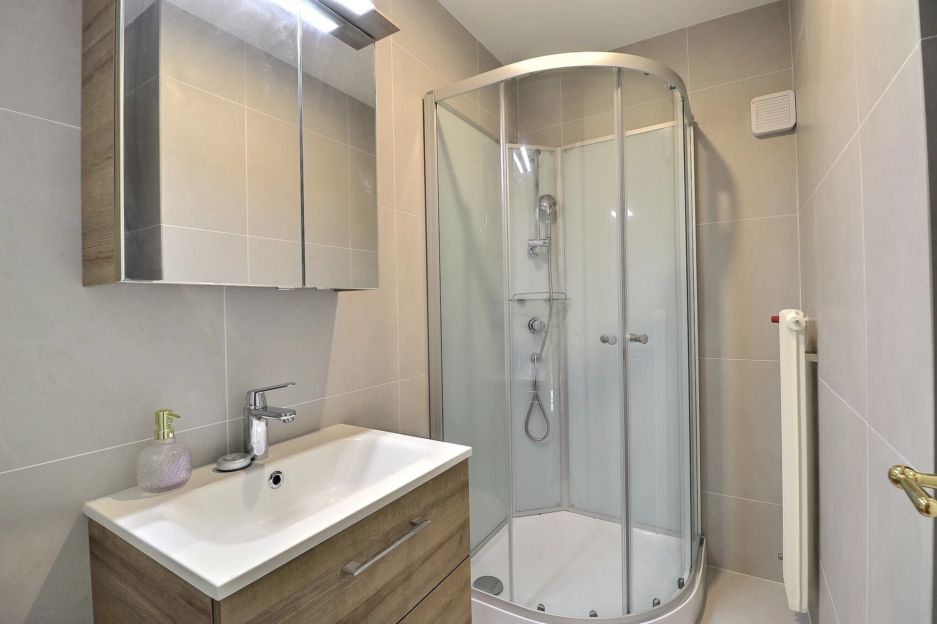 Modernes Badezimmer mit Dusche und Waschtisch