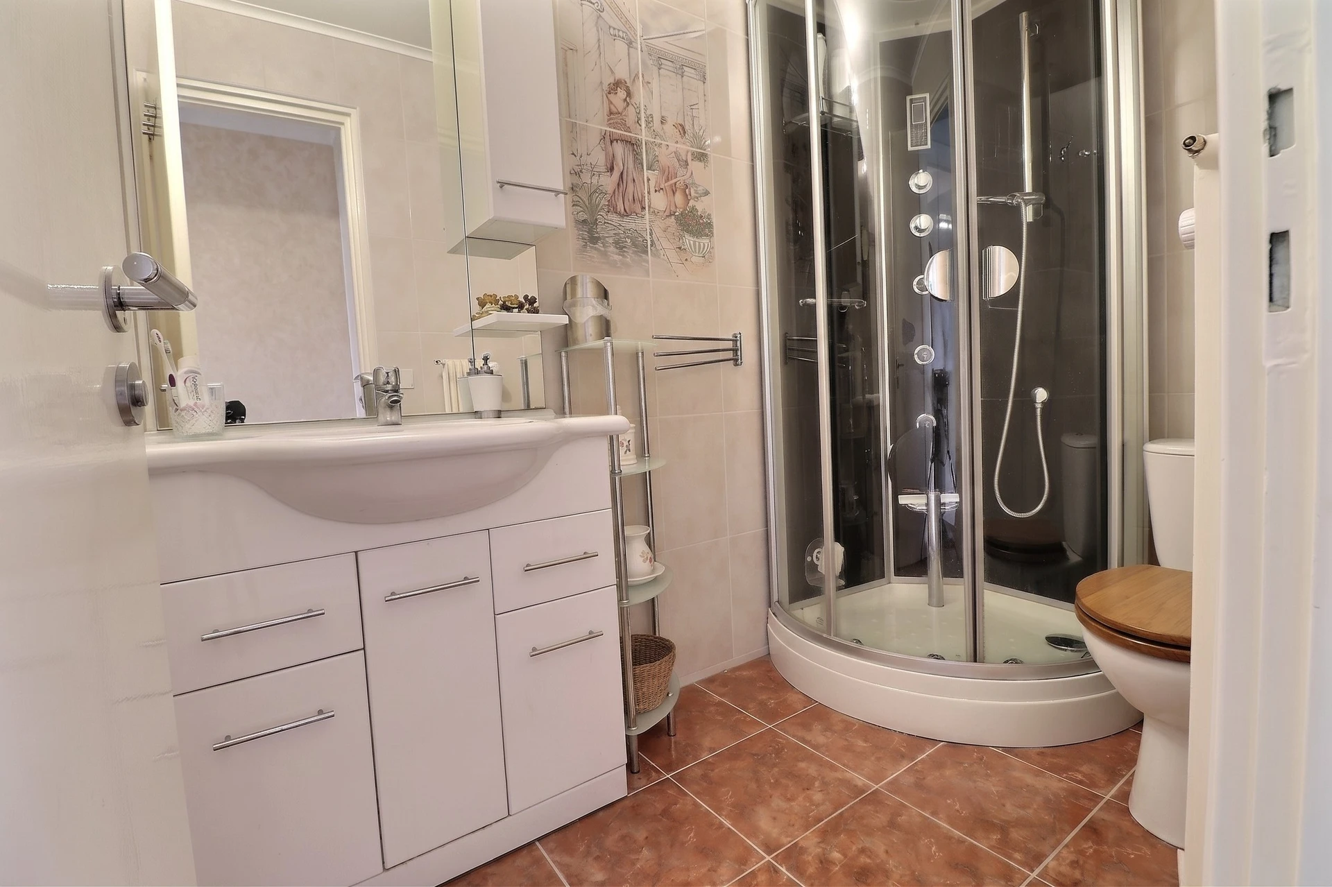 Modernes Badezimmer mit Duschkabine und Waschtisch