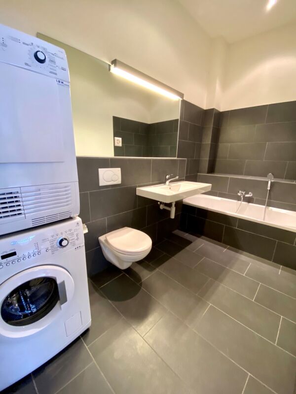 Modernes Badezimmer mit Badewanne, WC und Waschtisch