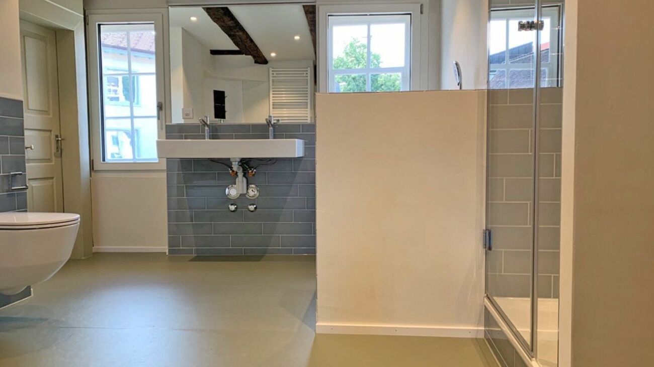 Modernes Badezimmer mit Dusche und Waschtisch
