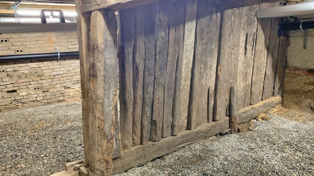 Kellerraum mit alter Holzkonstruktion