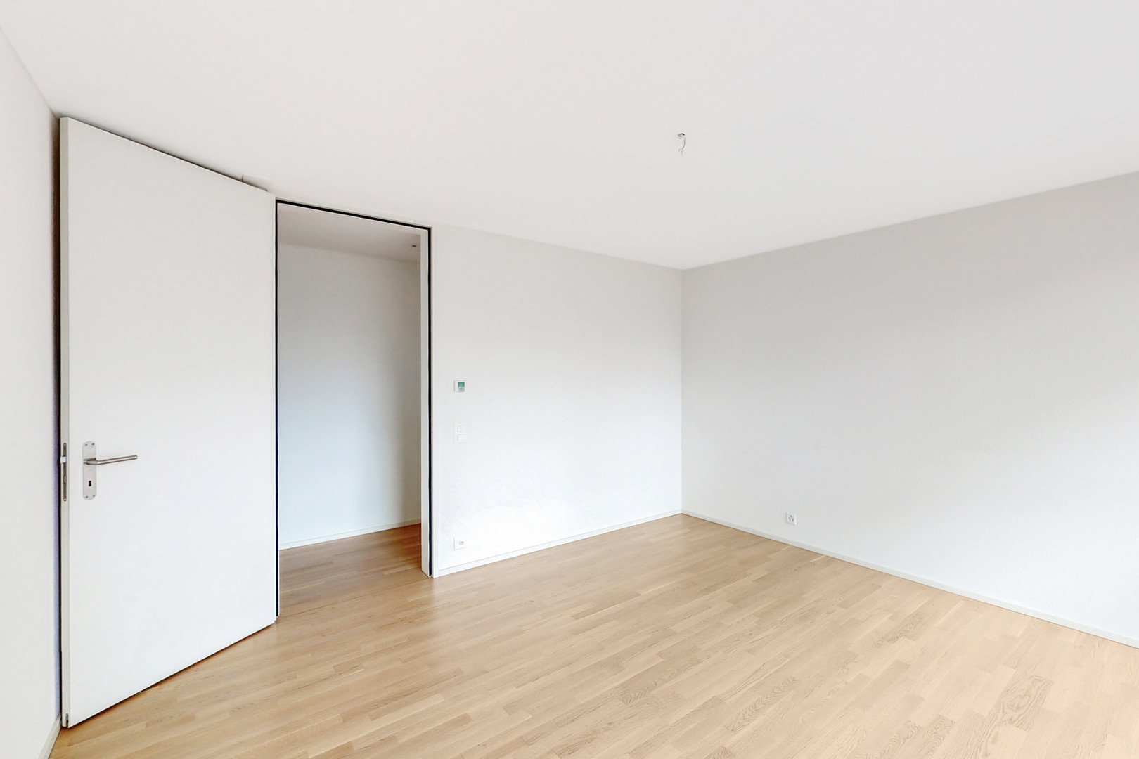 Leerer heller Raum mit Holzboden