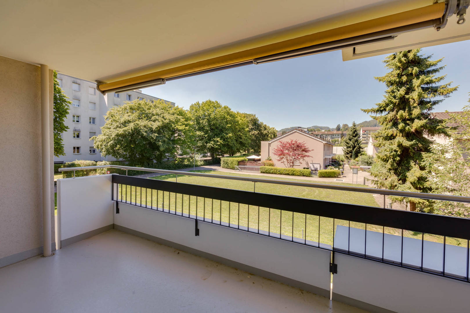 Balkon mit Blick ins Wohnquartier