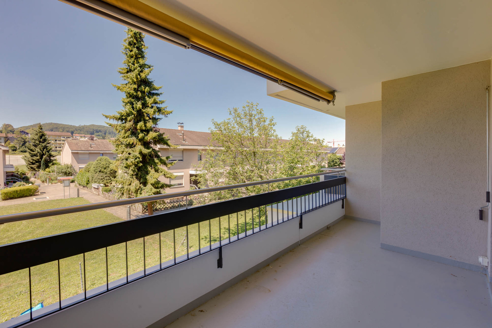 Überdachter Balkon mit Wohnsiedlungsblick