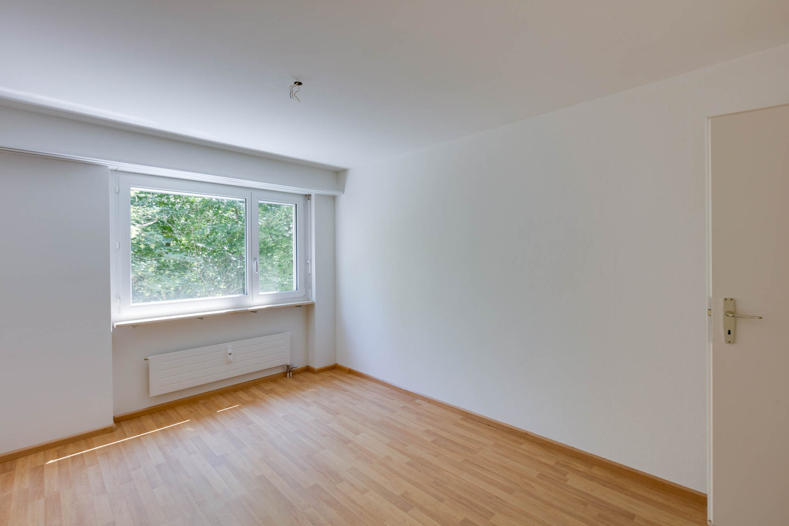 Heller leerer Raum mit Fenster und Heizkörper