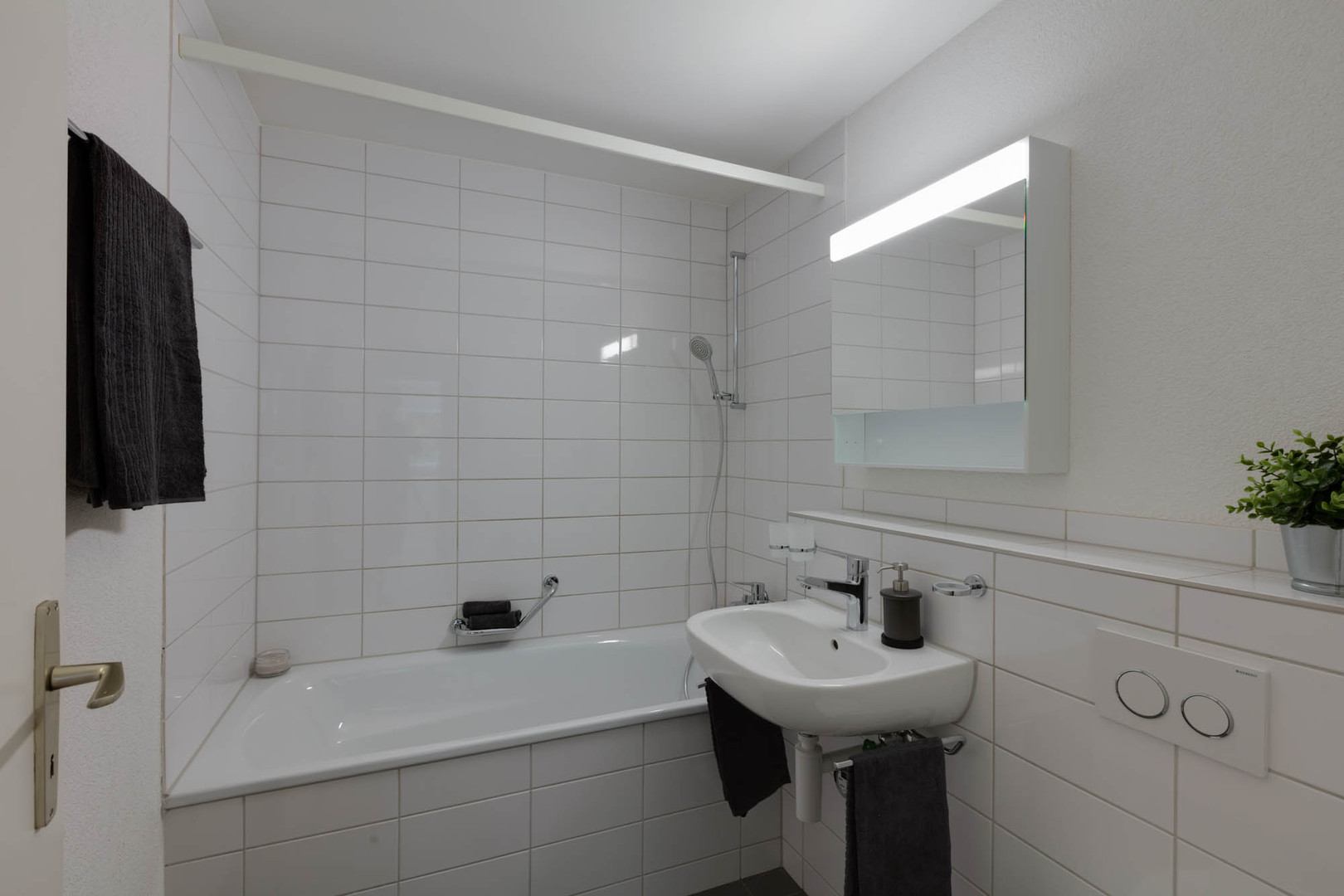 Modernes Badezimmer mit Badewanne und Waschtisch