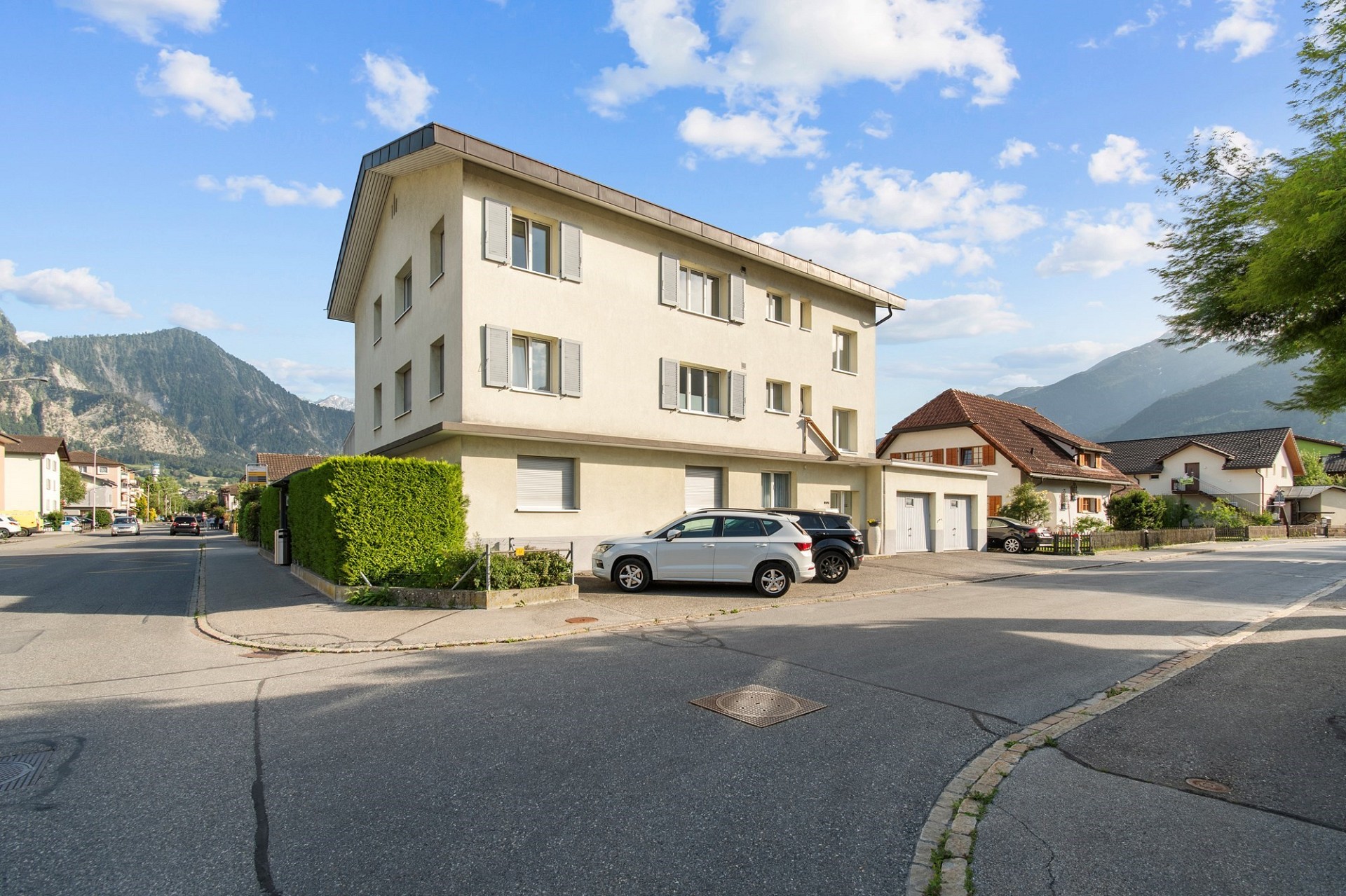 Wohnhaus in Alpenlage mit Straßenansicht