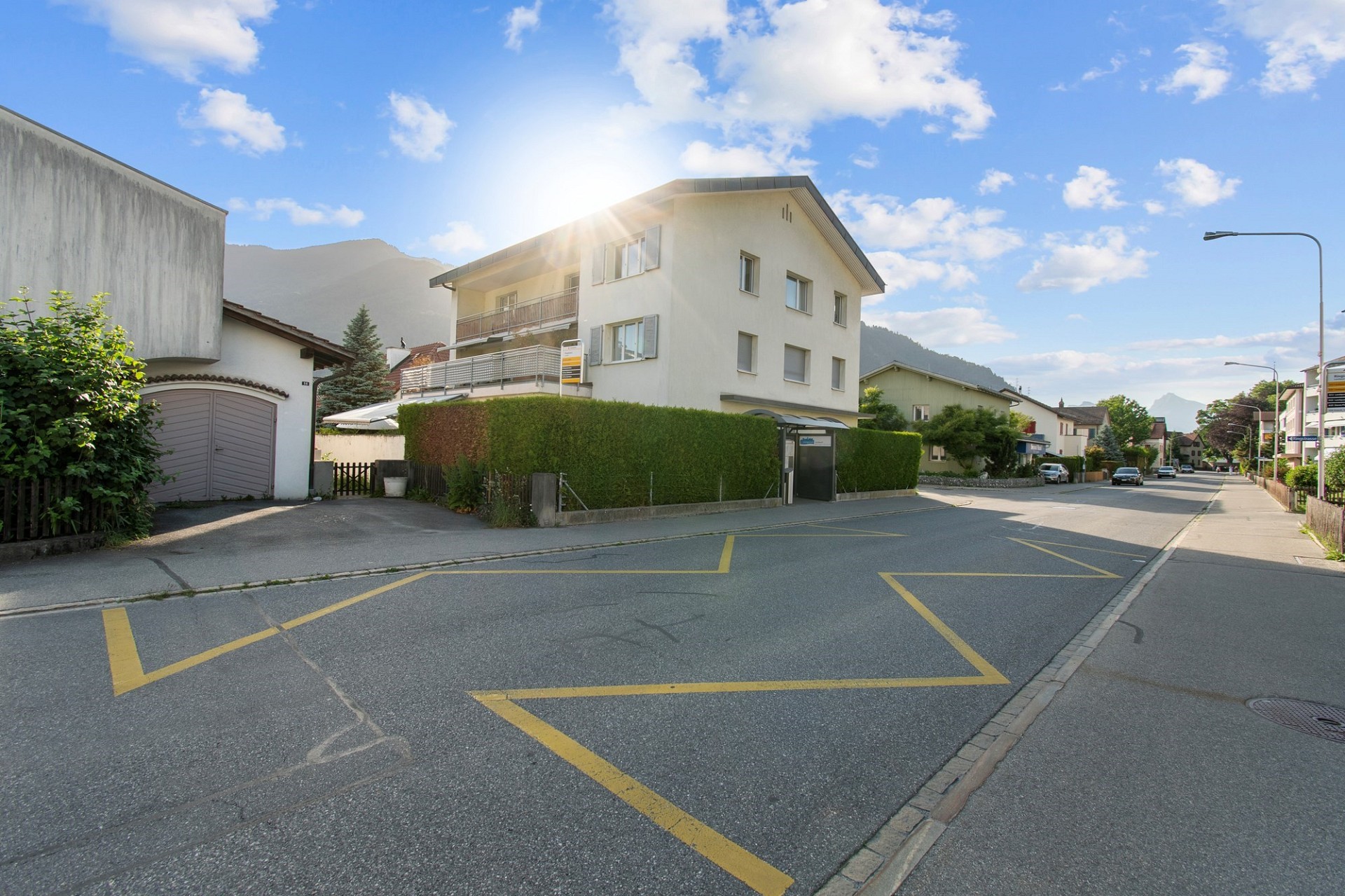 Straßenansicht eines Mehrfamilienhauses bei Tageslicht
