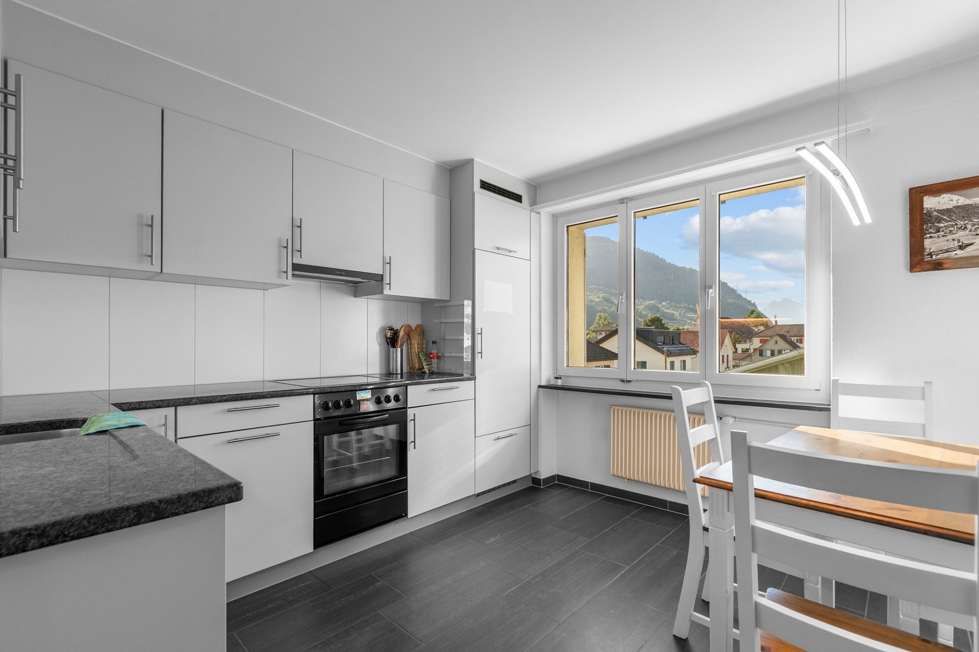 Helle moderne Küche mit Bergblick
