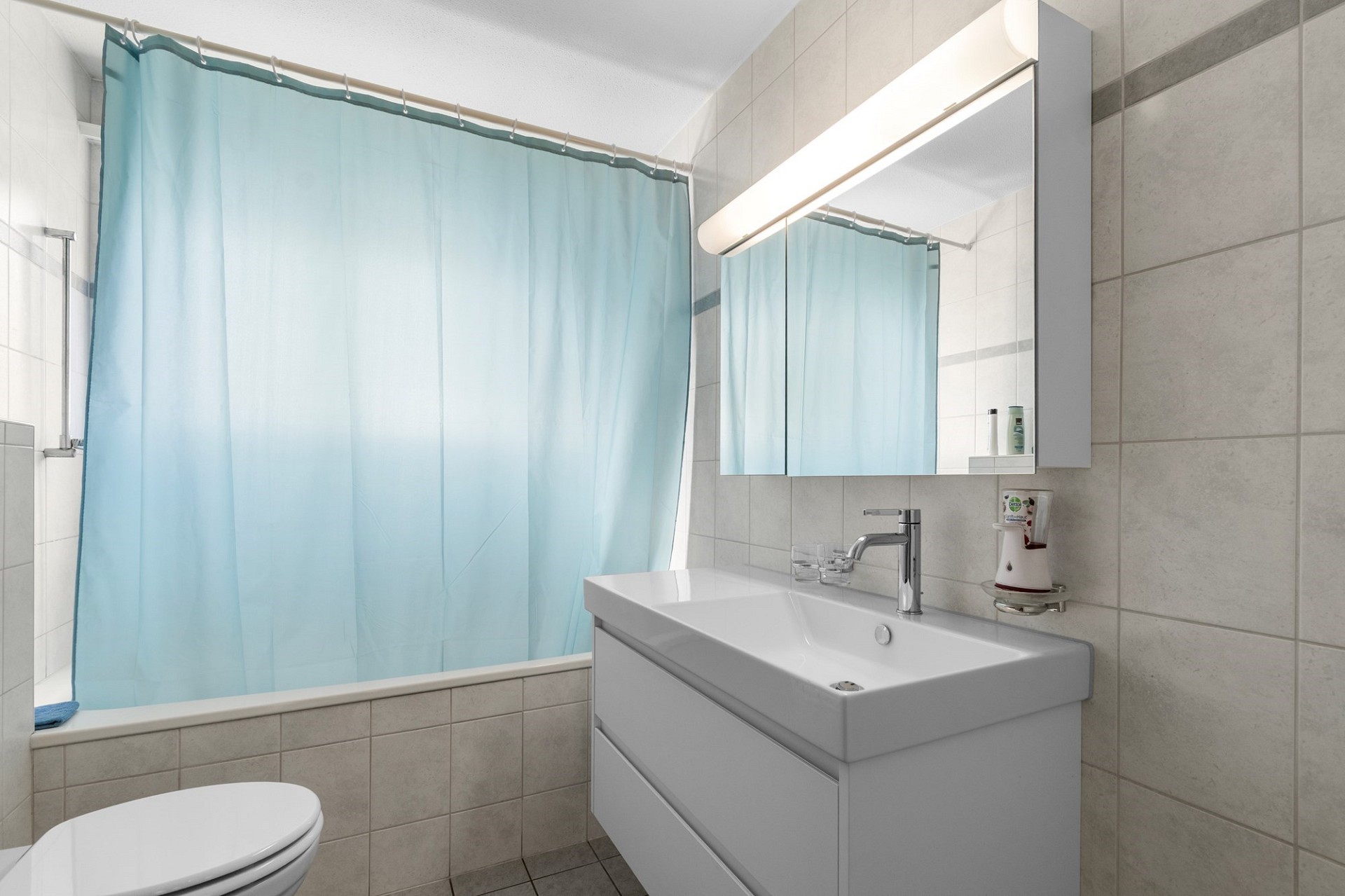 Modernes Badezimmer mit Badewanne und Waschtisch