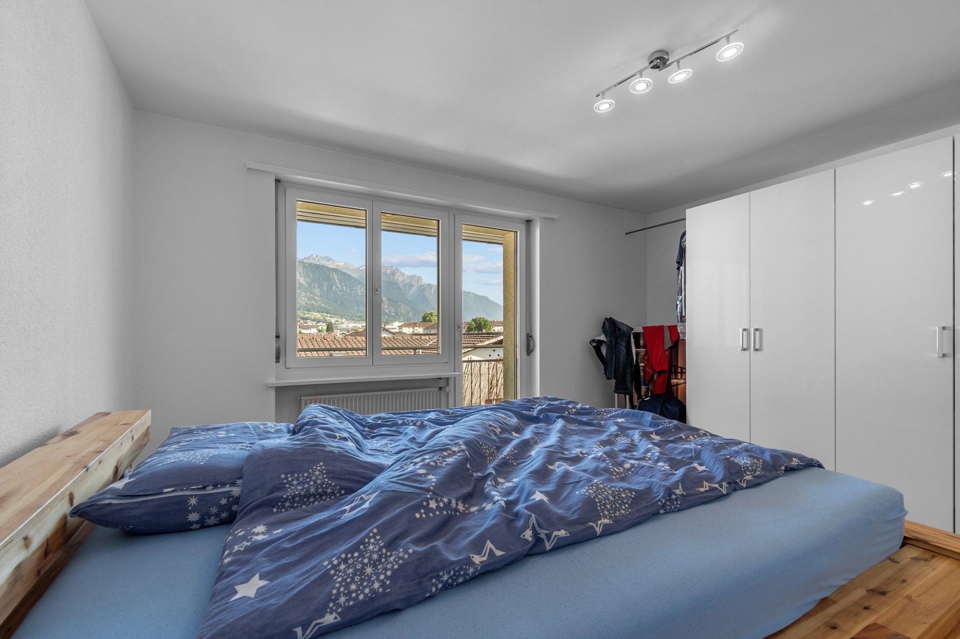 Helles Schlafzimmer mit Bergblick