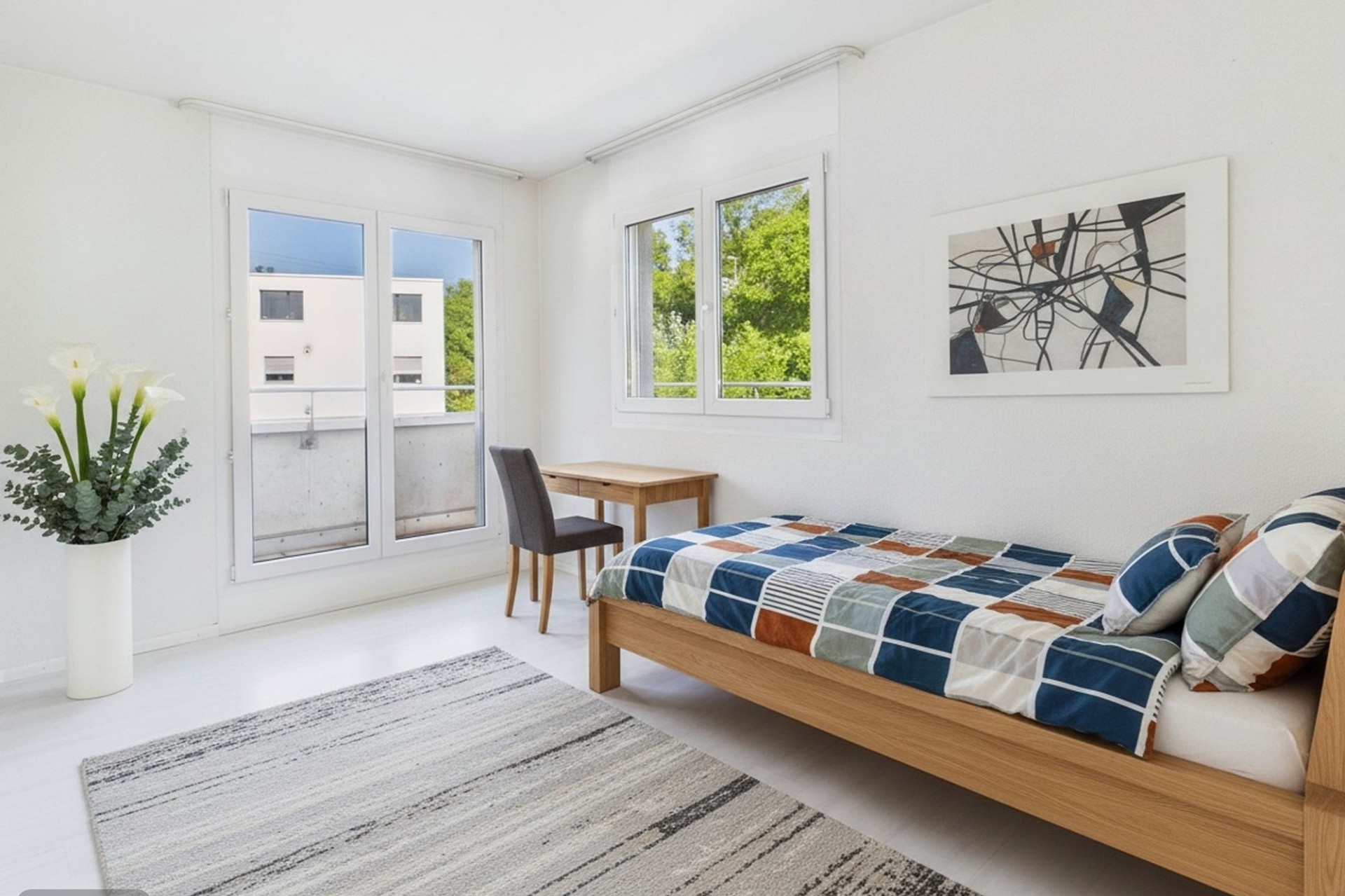 Helles Schlafzimmer mit Balkonblick