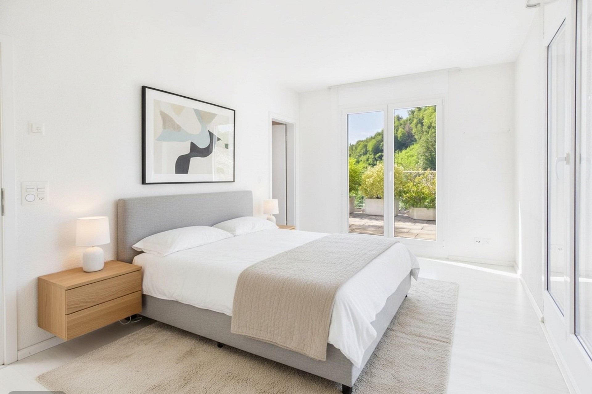 Helles, minimalistisches Schlafzimmer mit Gartenblick