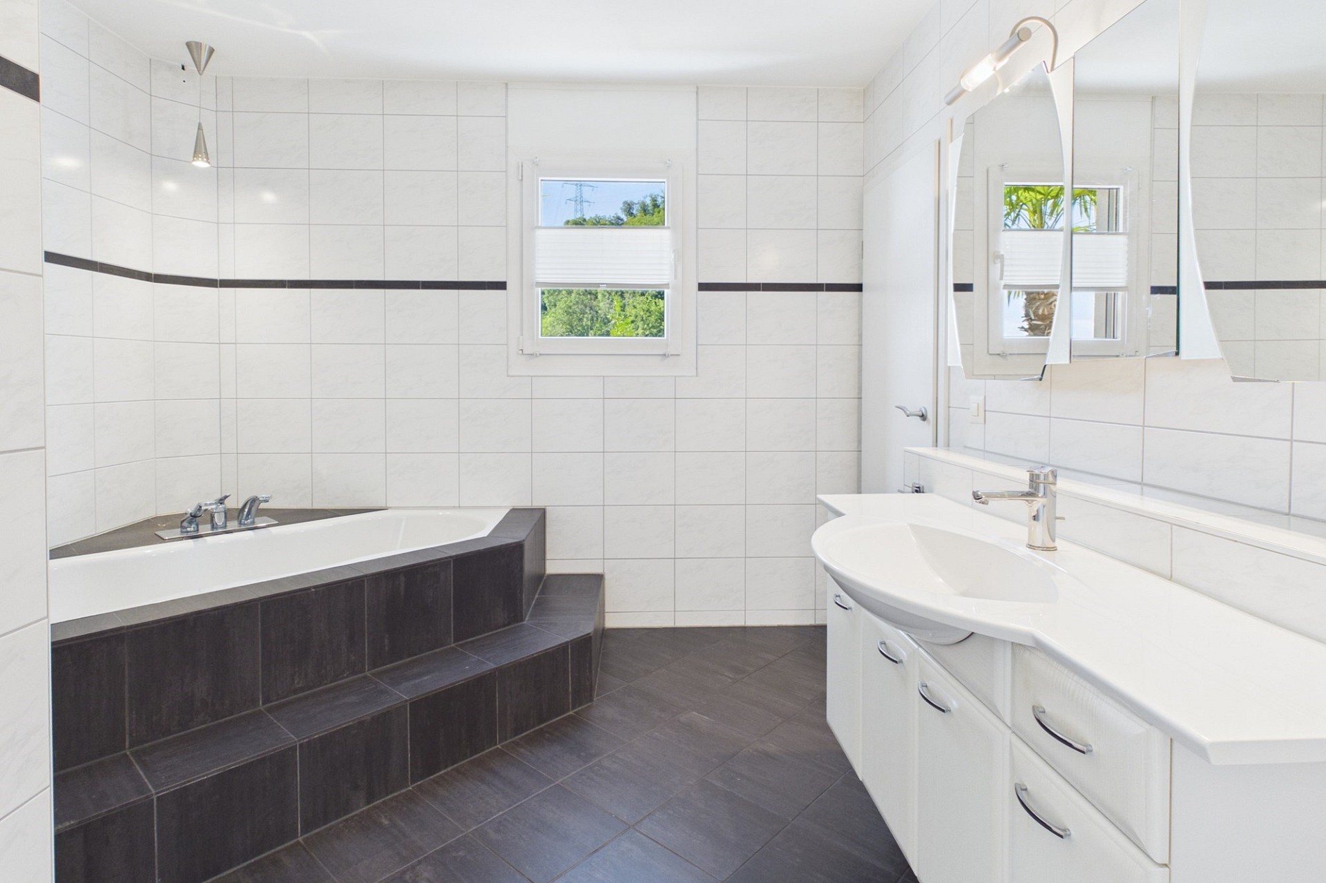 Helles modernes Badezimmer mit Wanne und Waschtisch