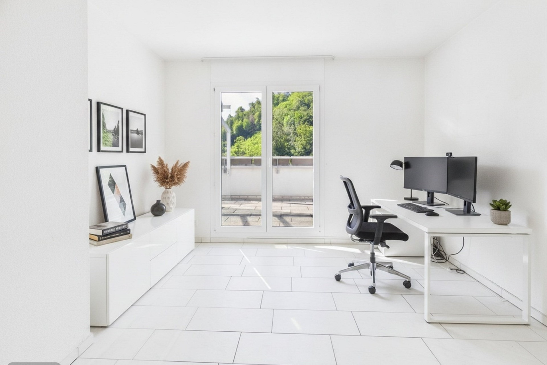 Helles Arbeitszimmer mit Balkonblick