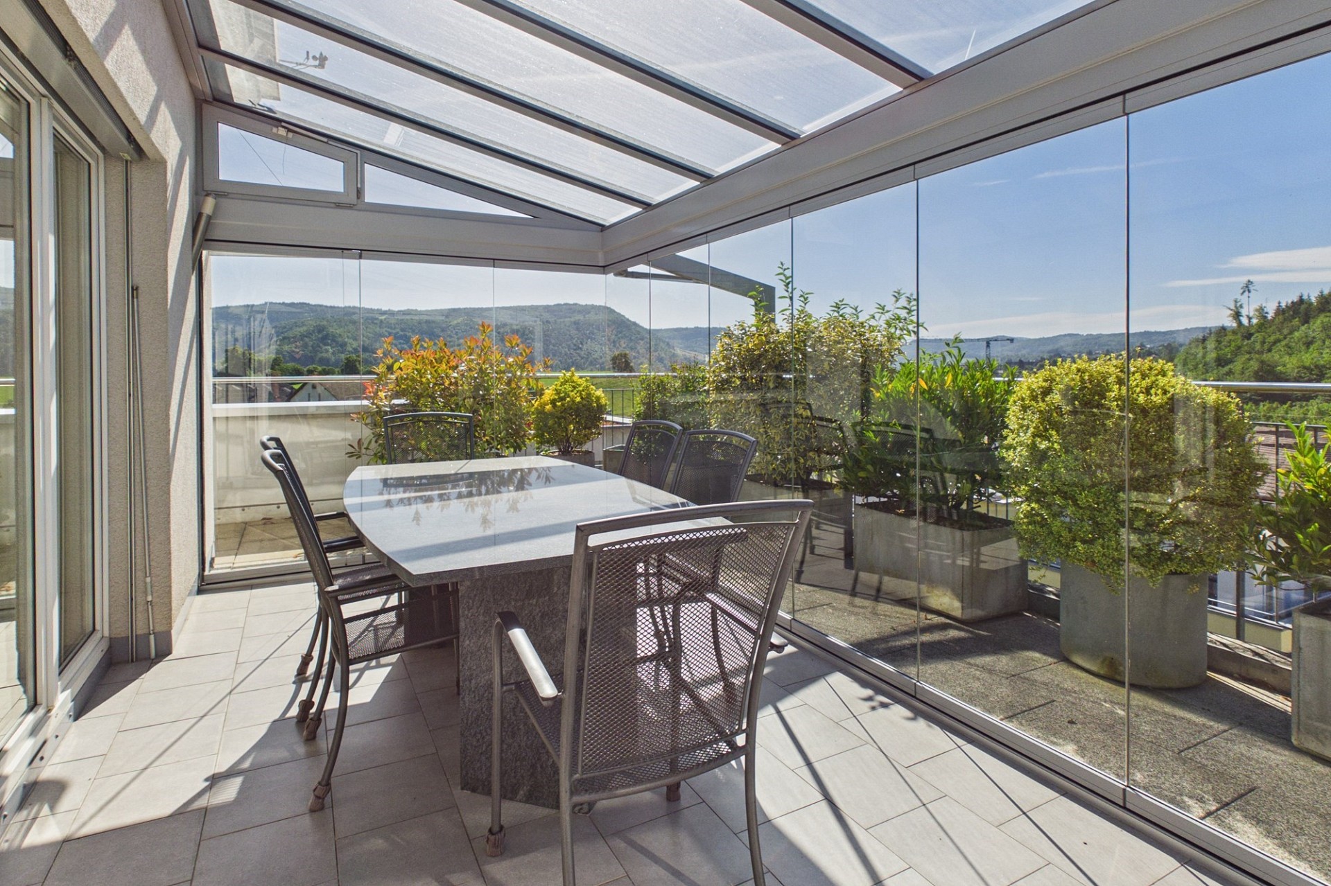 Verglaster Balkon mit Bergblick