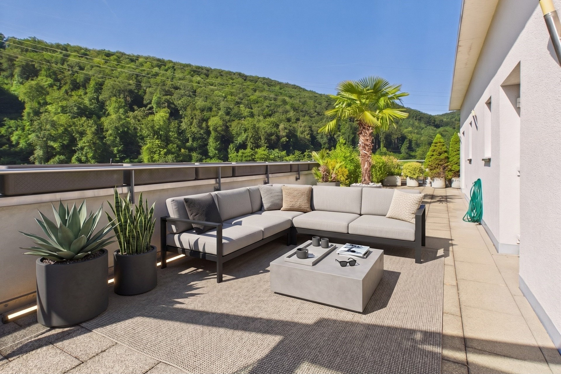 Großzügige Dachterrasse mit Lounge-Möbeln