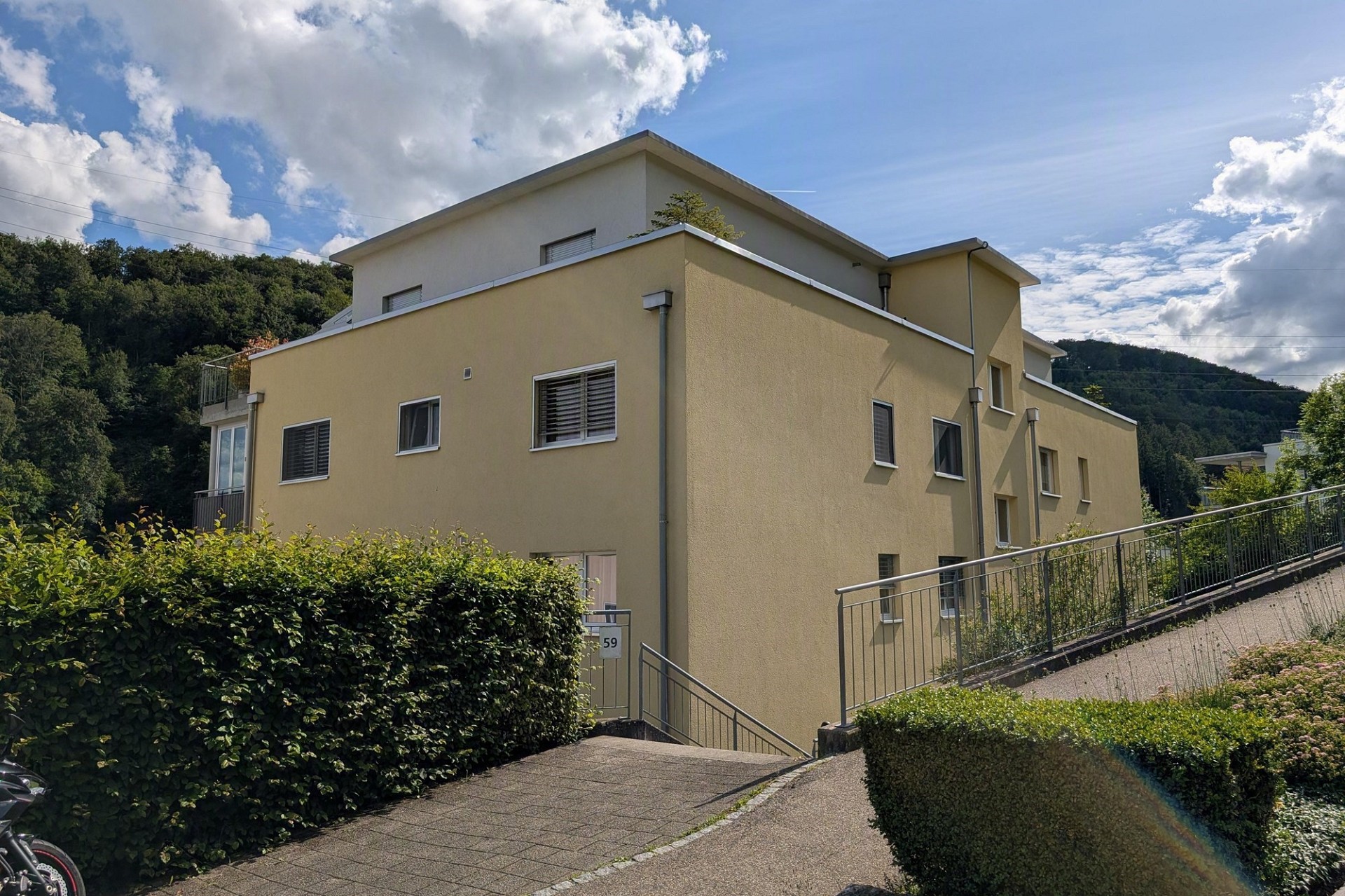 Mehrfamilienhaus an Hanglage