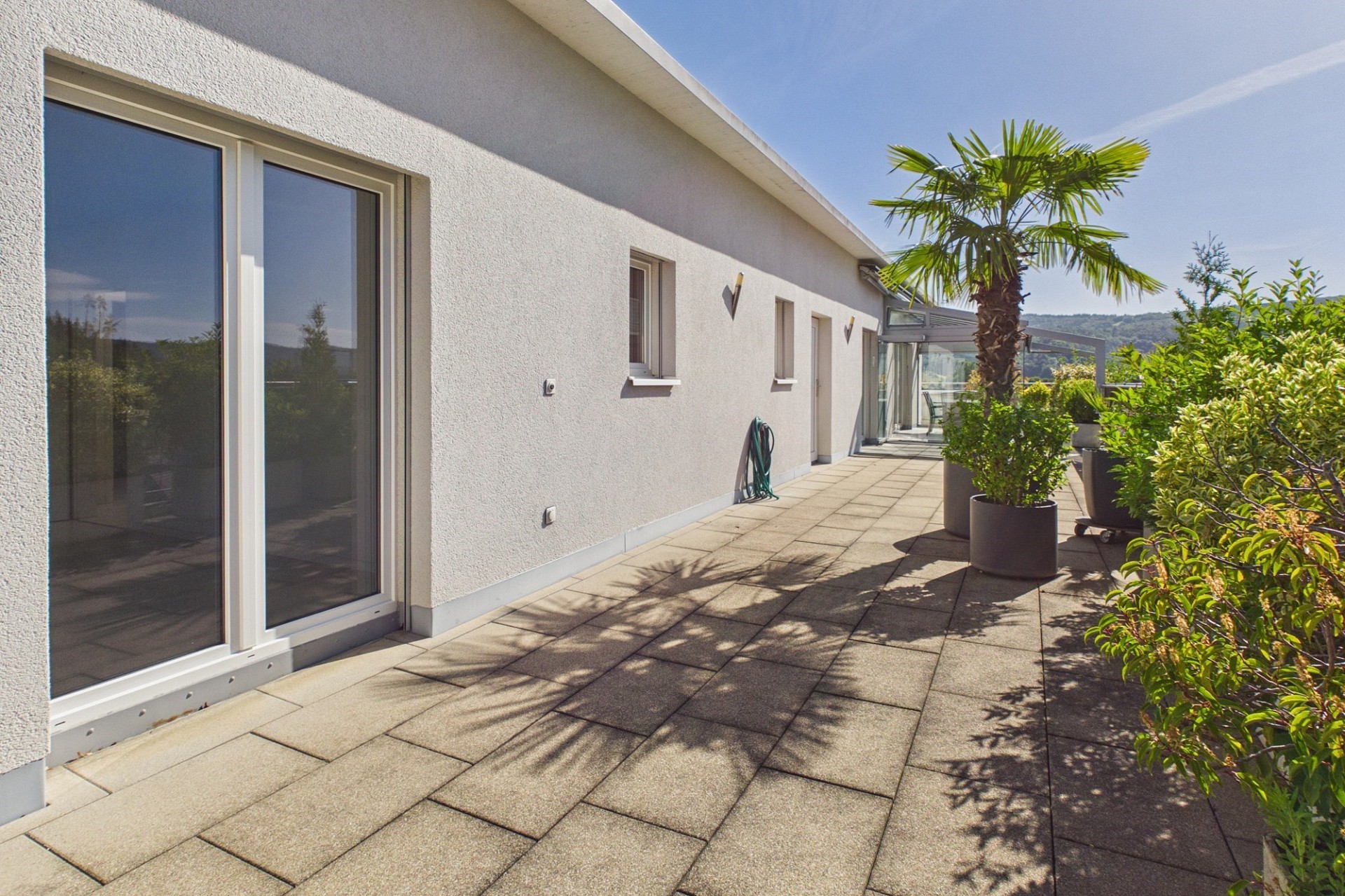 Sonnige Terrasse an einem modernen Haus