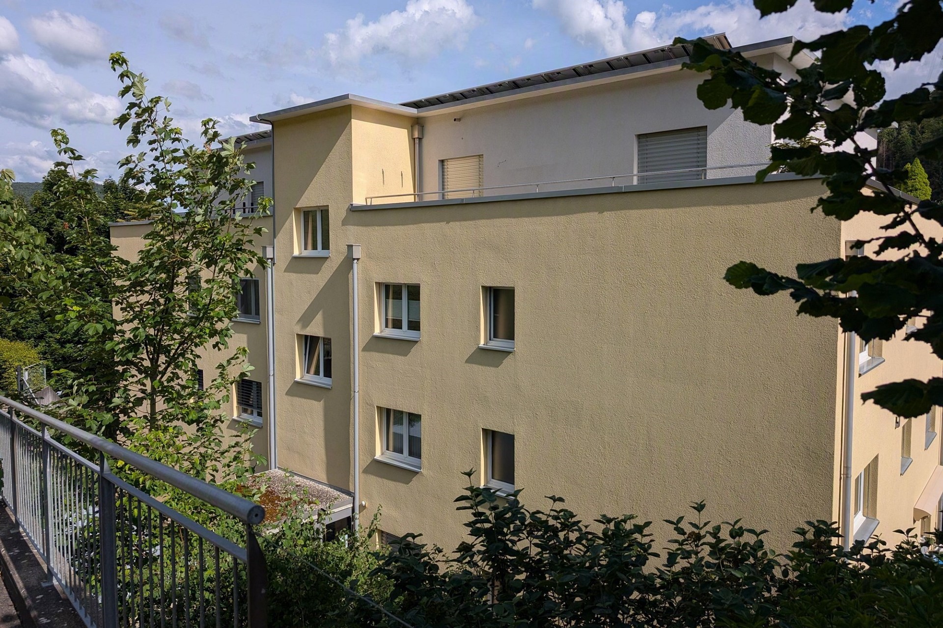 Mehrfamilienhaus mit Balkonblick ins Grüne