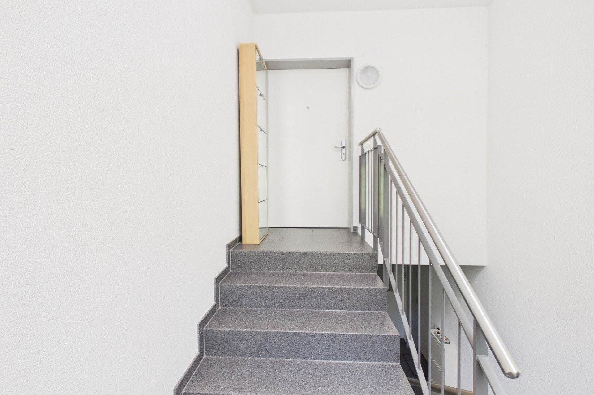 Treppenhaus mit Podest und Eingangstür