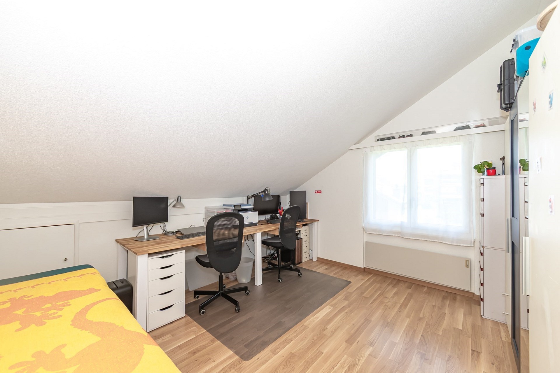 Ausgebautes Dachzimmer mit Arbeitsbereich