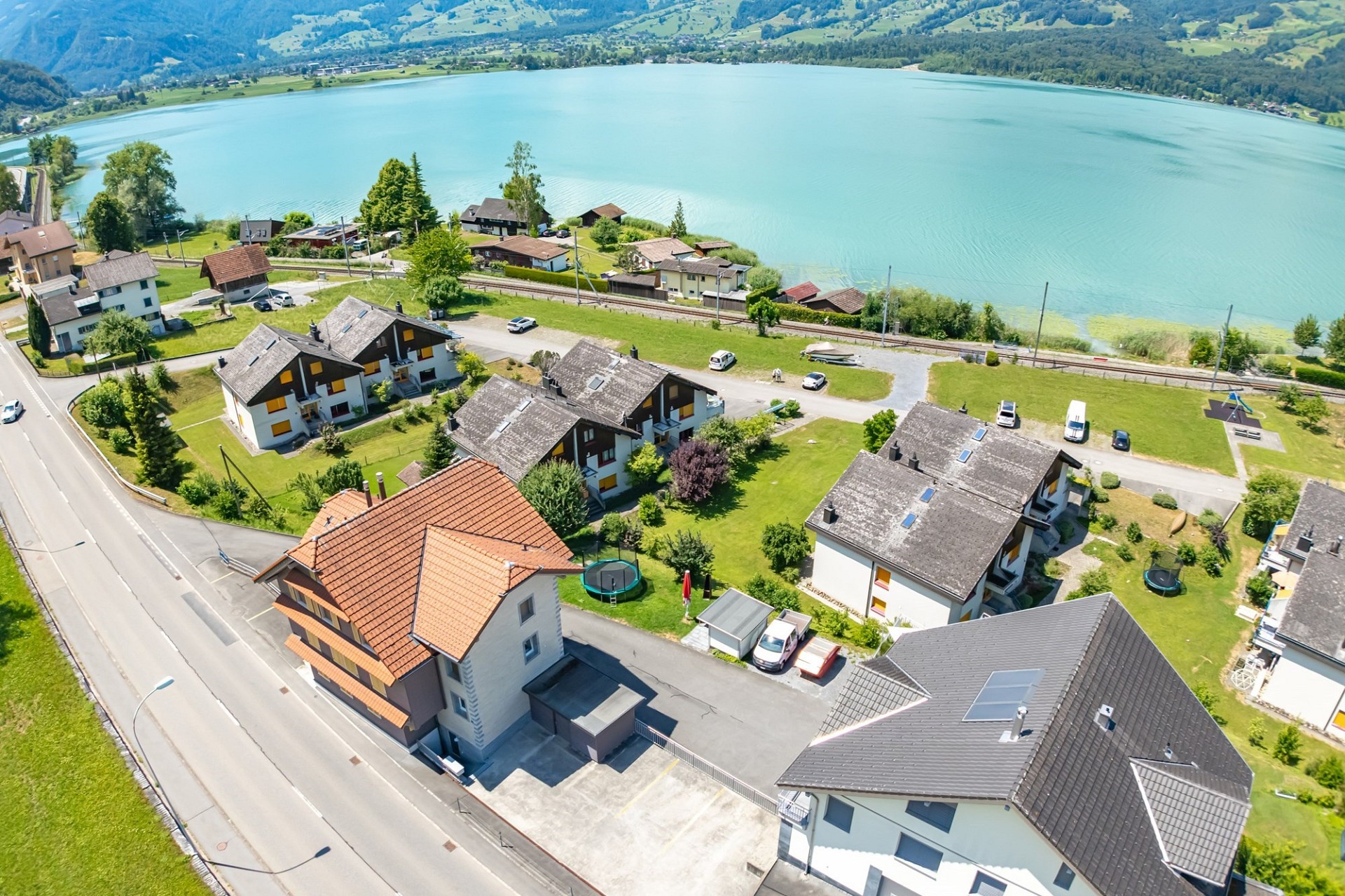 Luftaufnahme einer Wohnsiedlung am See