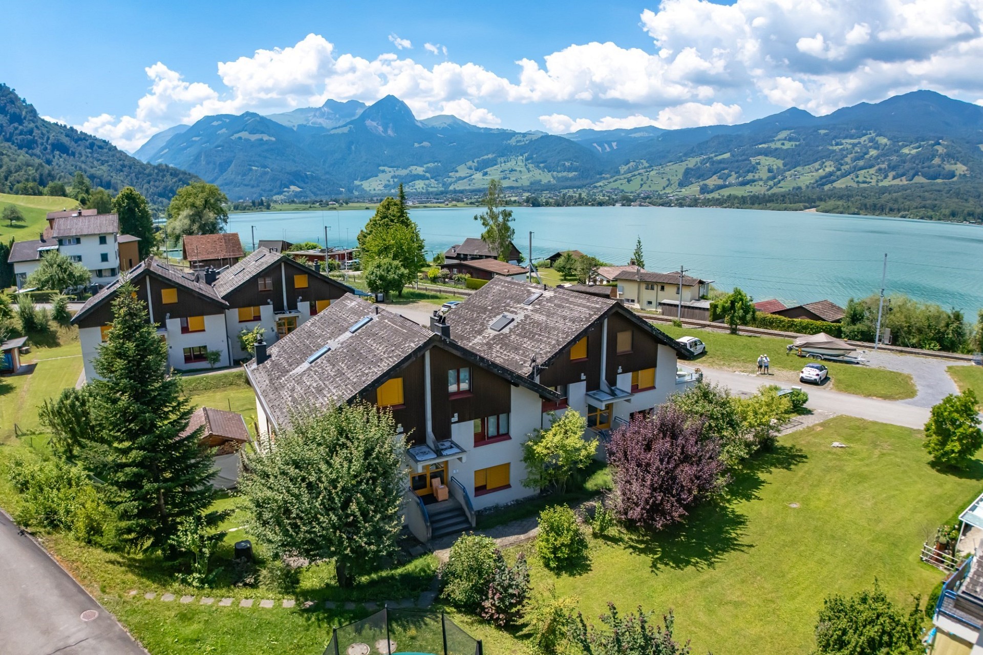Seeblick von einer Wohnanlage in den Bergen