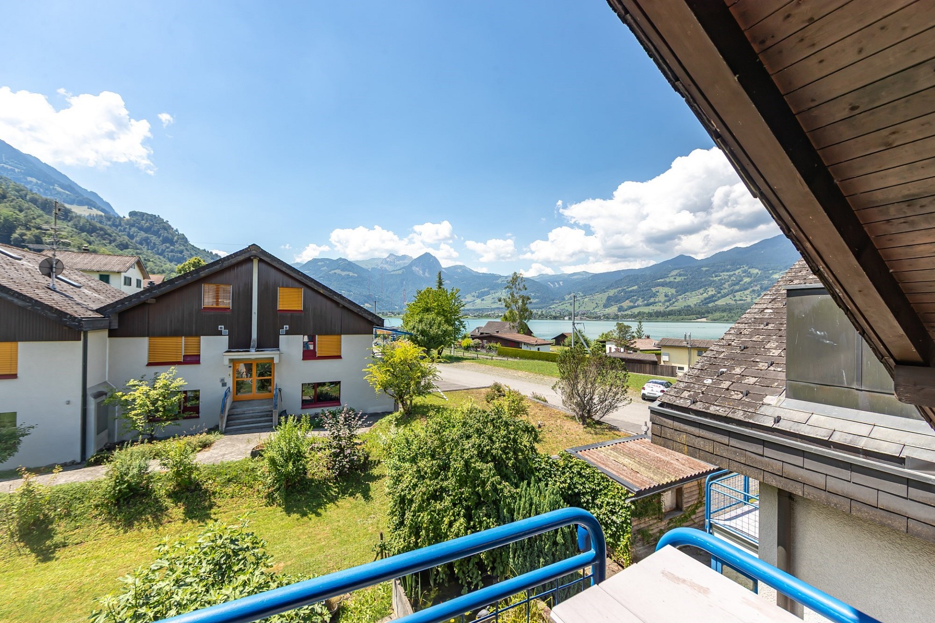 Balkon- oder Dachgeschossblick auf See und Berge