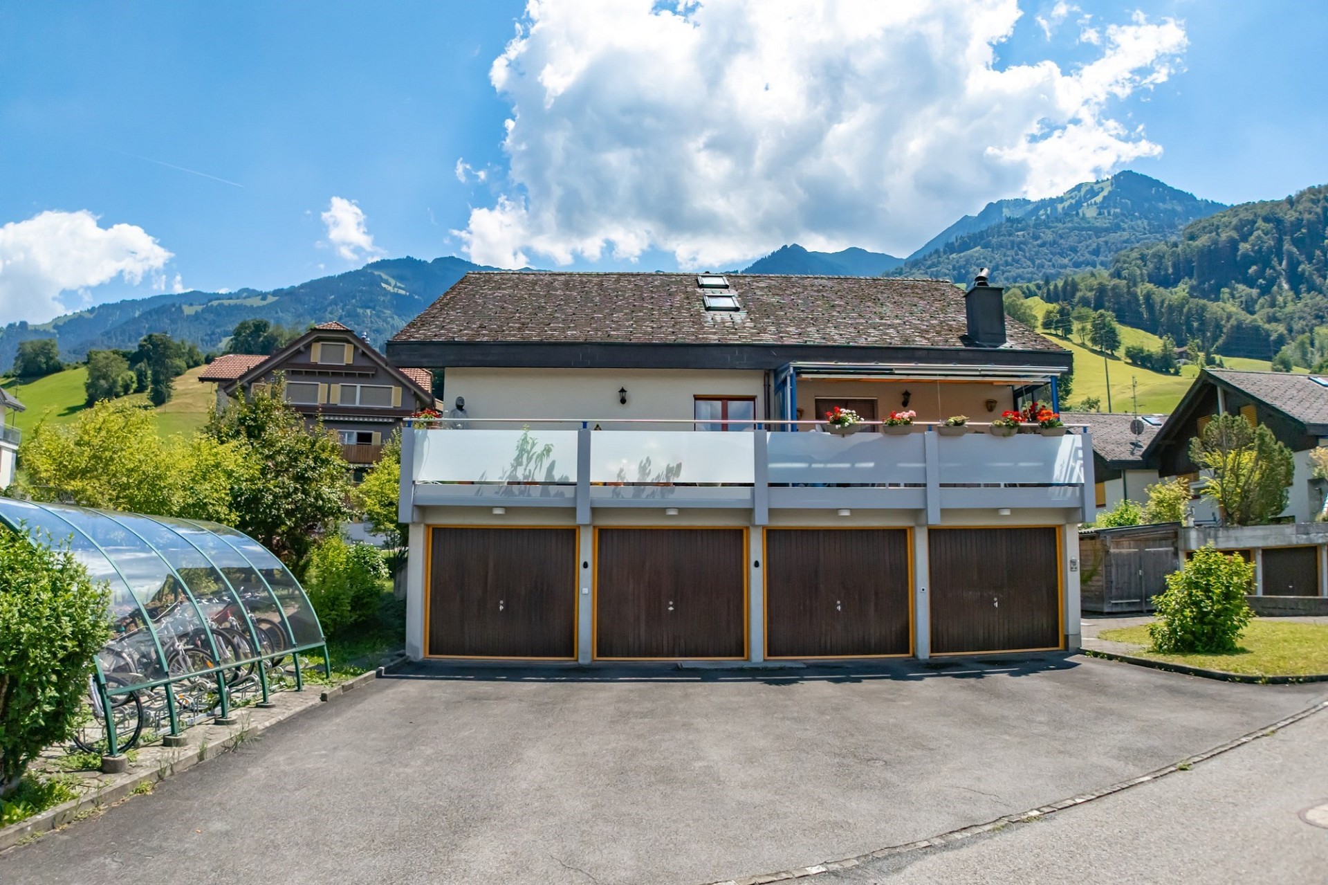 Außenansicht eines Hauses mit Garagen und Bergblick