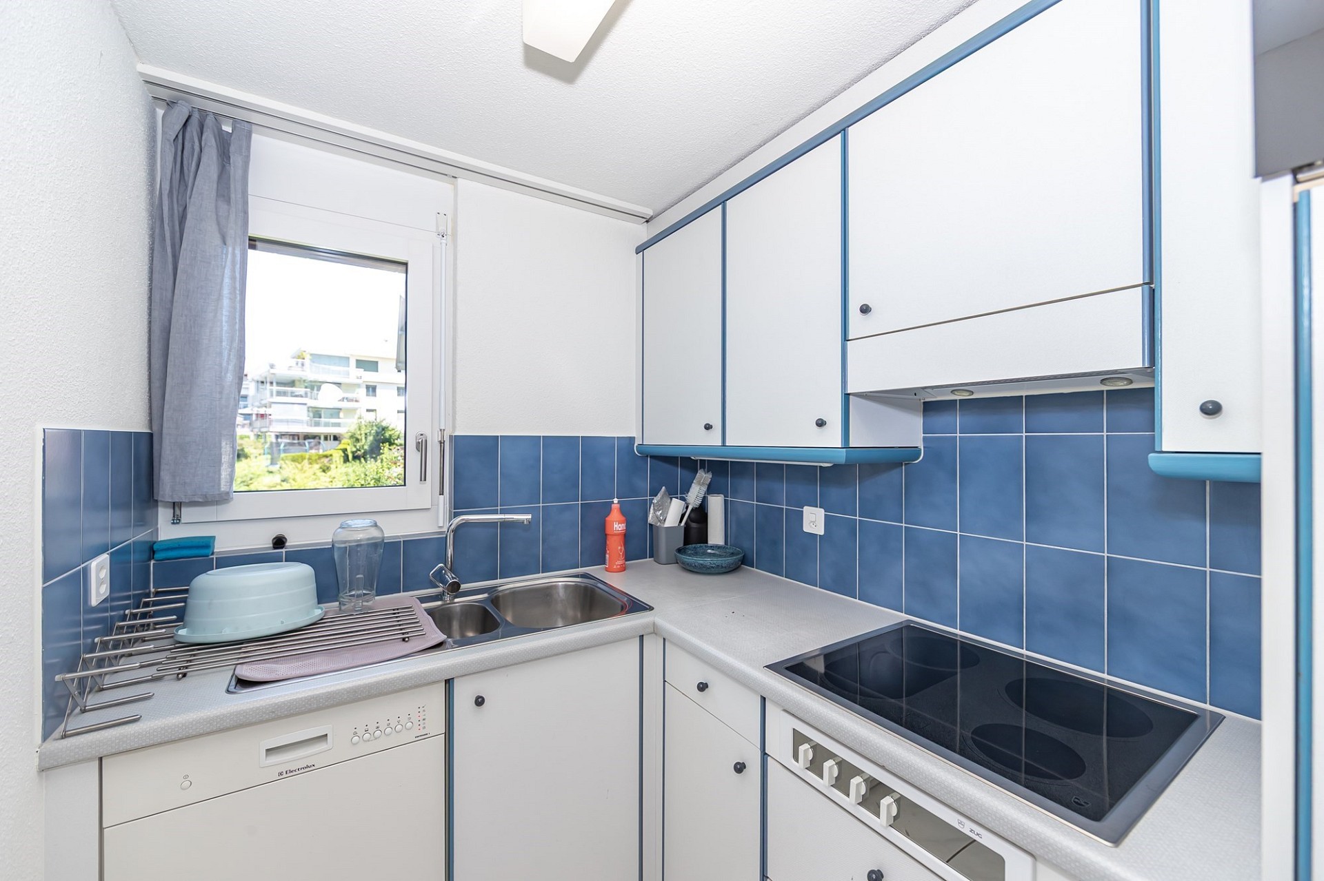 Kleine blaue Einbauküche